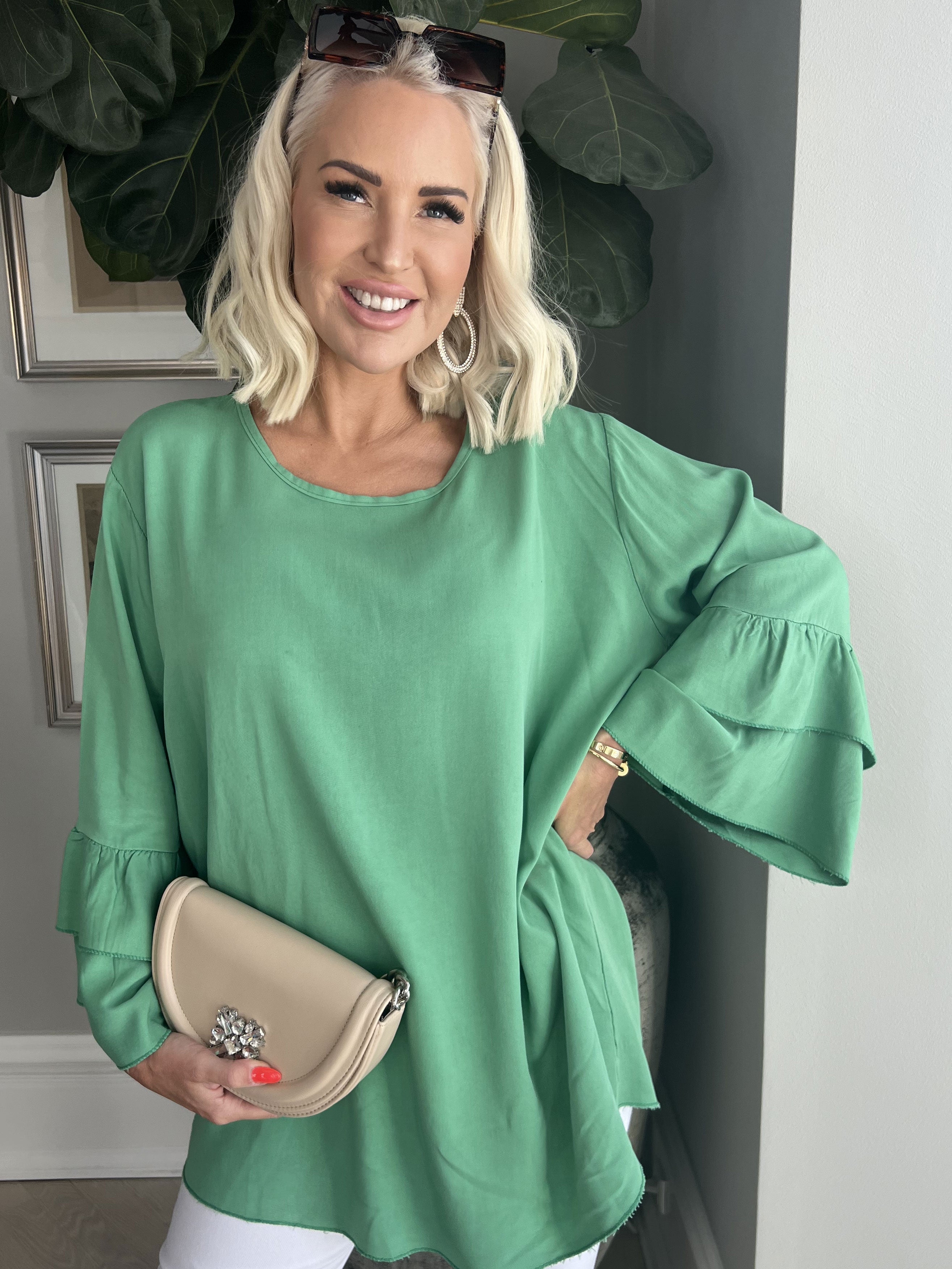 Kayla - Söt blus i viskos med volanger på ärmarna